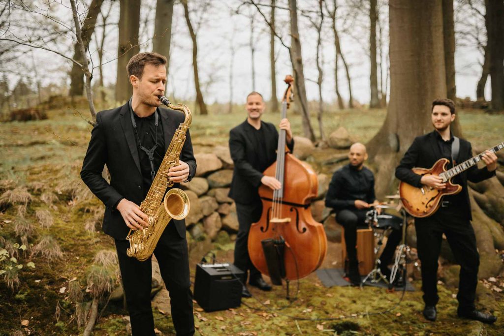 Eine Jazzband spielt Live Musik auf einer Hochzeit auf Gut Holtorf