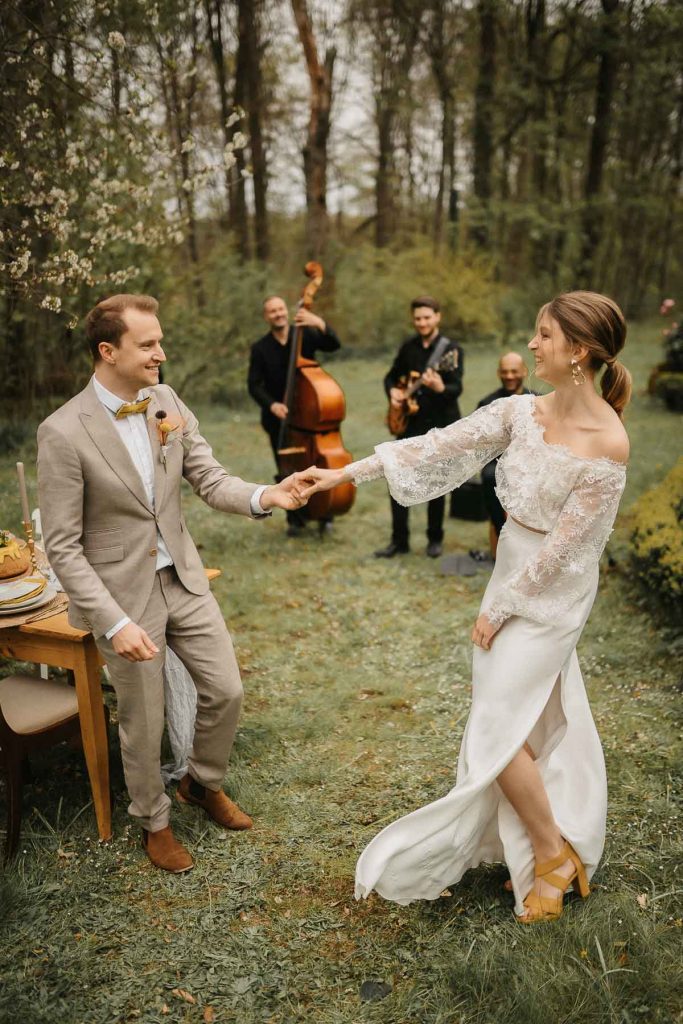 Brautpaar tanzt zur Live Musik bei Hochzeit auf Gut Holtorf