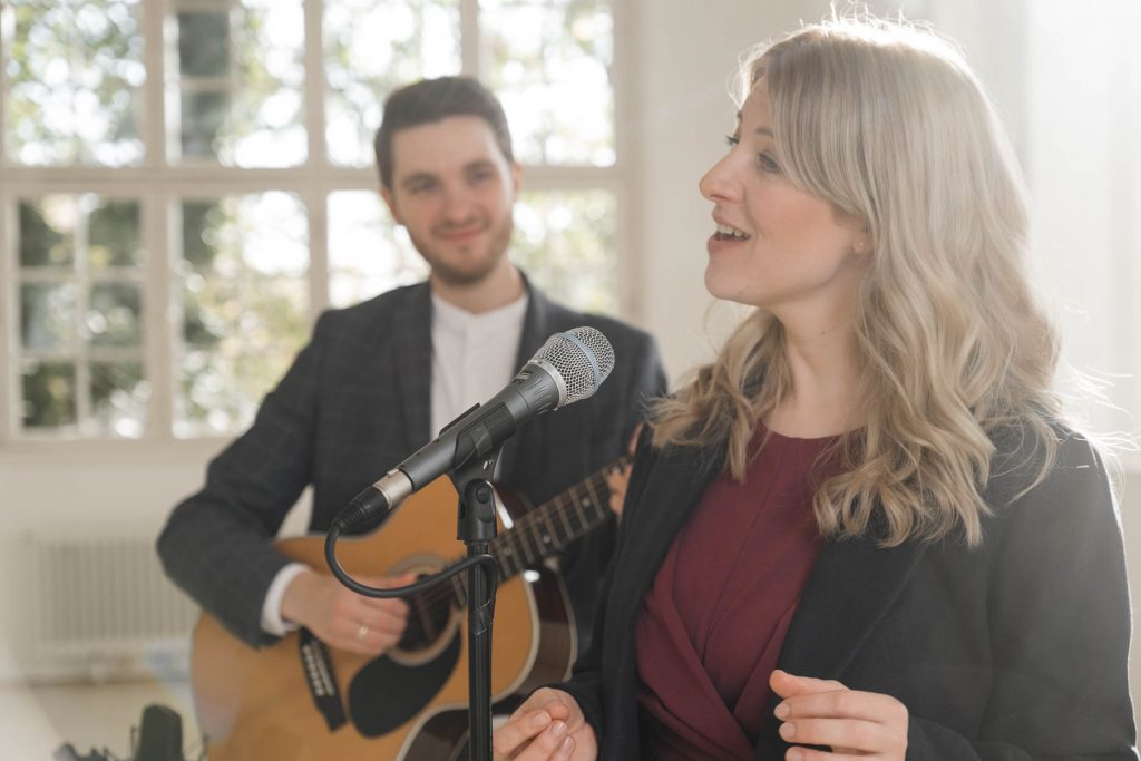 Hamburger Hochzeitssängerin und Gitarrist