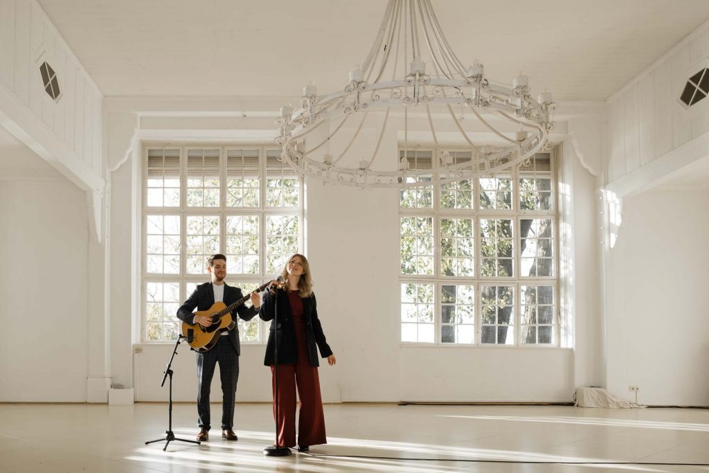 Hochzeitssängerin Hamburg spielt Live Musik zur Trauung