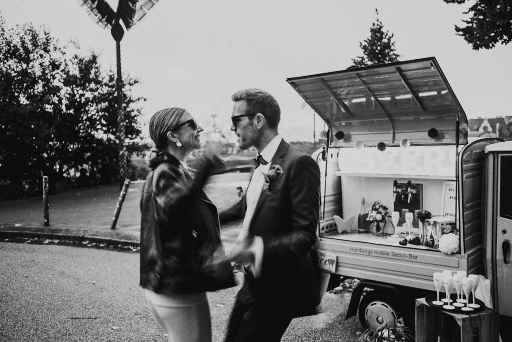 Hochzeitssängerin Hamburg singt und Hochzeitspaar tanzt