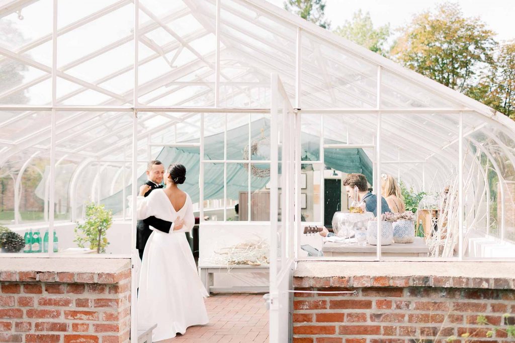 Hochzeitspaar heiratet auf Schloss Weissenhaus Grand Village