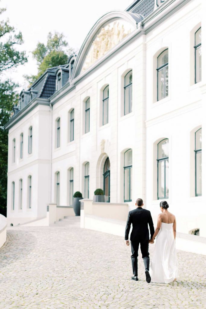 Hochzeitspaar feiert Hochzeit auf Schloss Weissenhaus