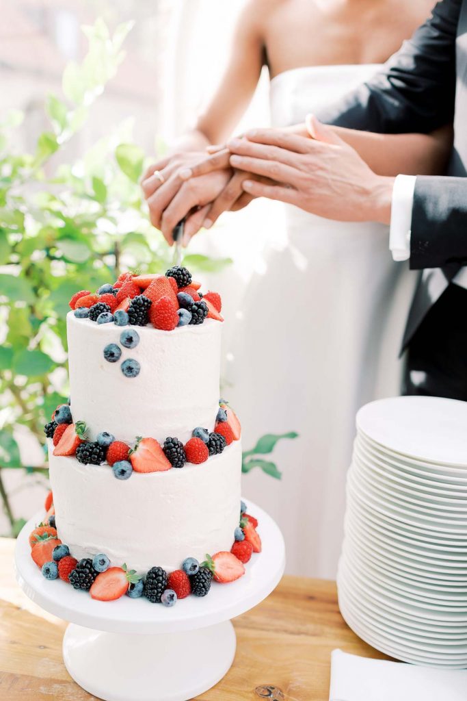 Eine Hochzeit mit Tortenanschnitt im Schloss Weissenhaus