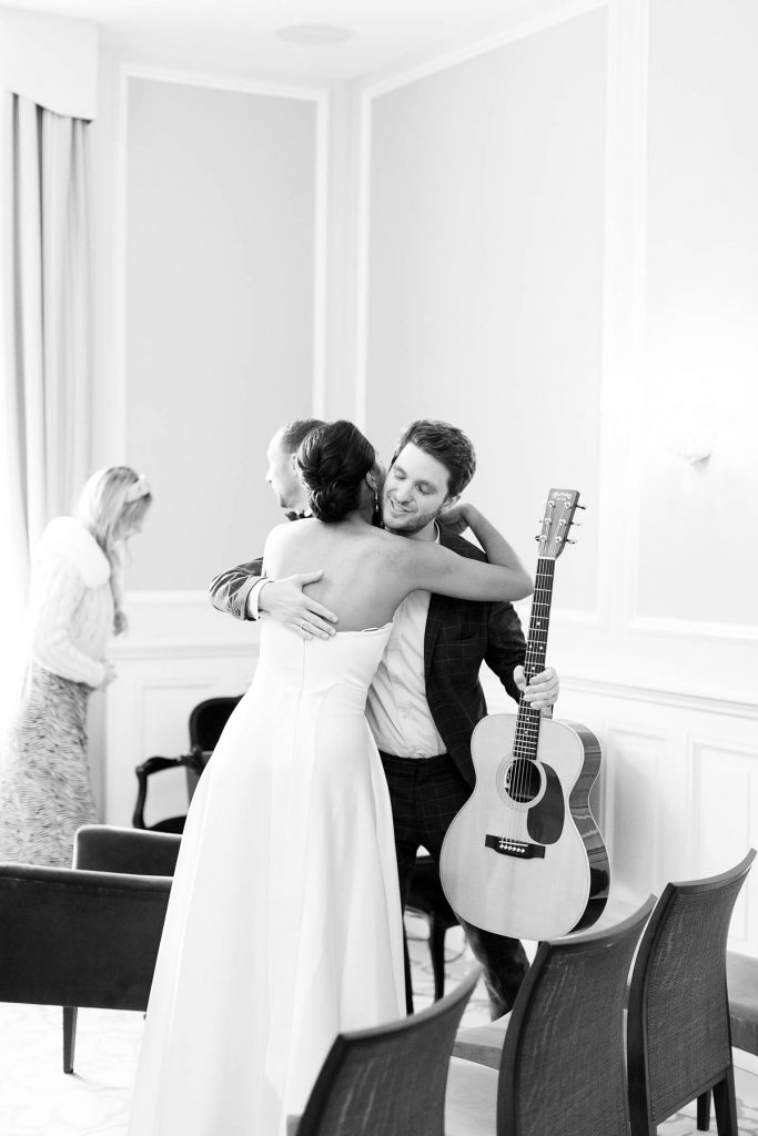 Musiker gratulieren Braut zur Trauung im Weissenhaus Grand Village