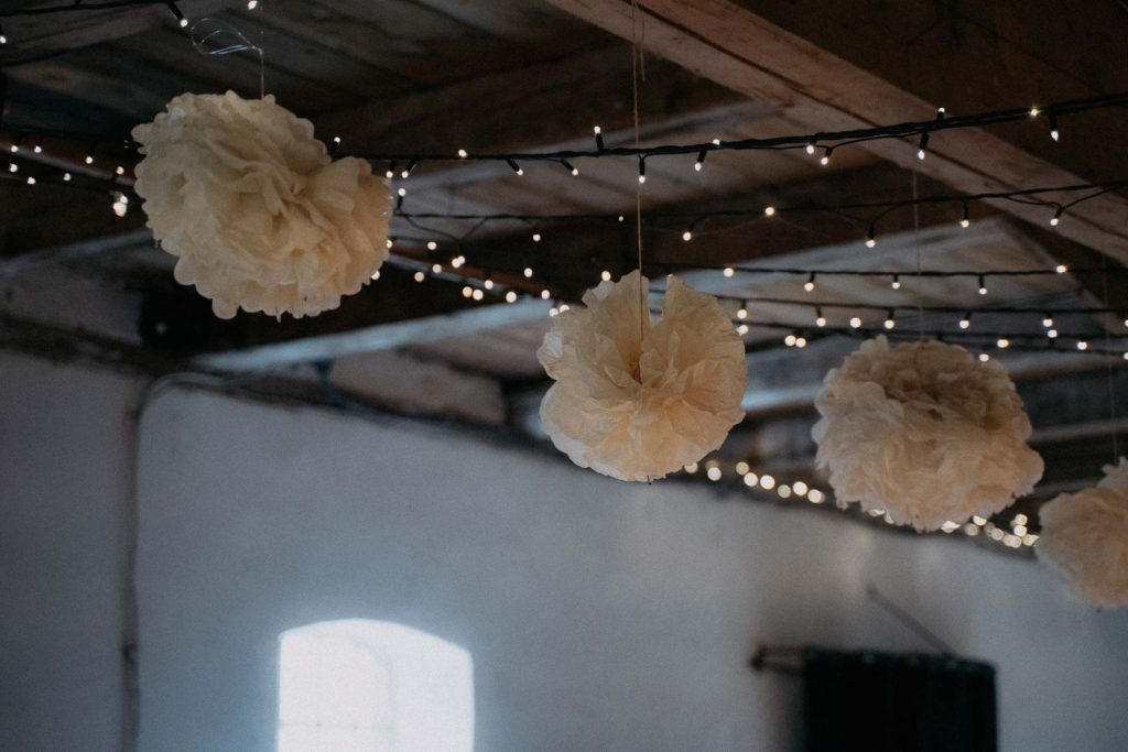 Dekoration mit Lichterketten zur Hochzeit auf Gut Moenkhof