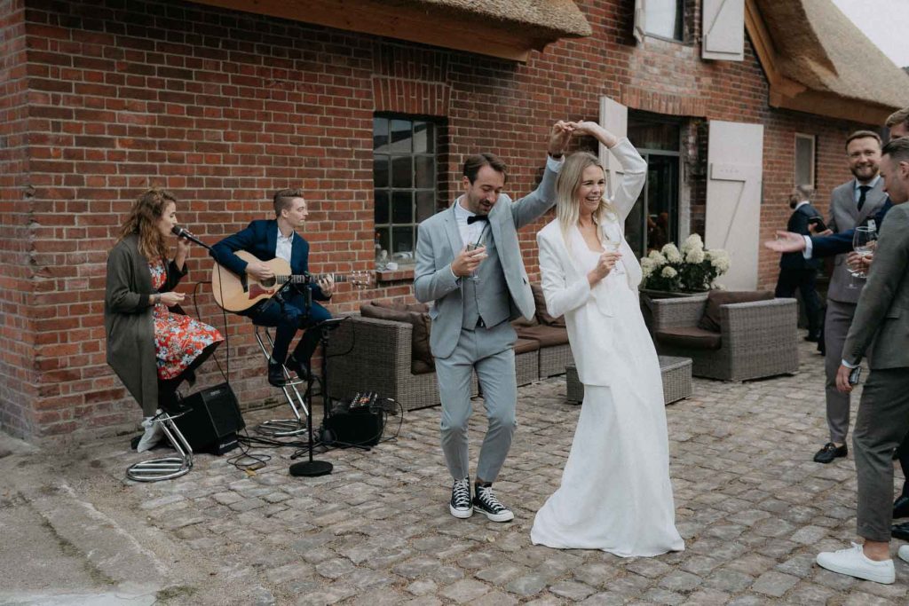 Hochzeitspaar tanzt zur Party auf Gut Mönkhof