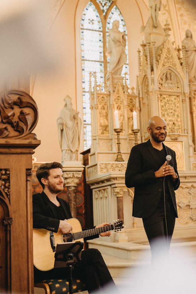 Hochzeitssänger aus Hamburg singt und spielt Schlagzeug