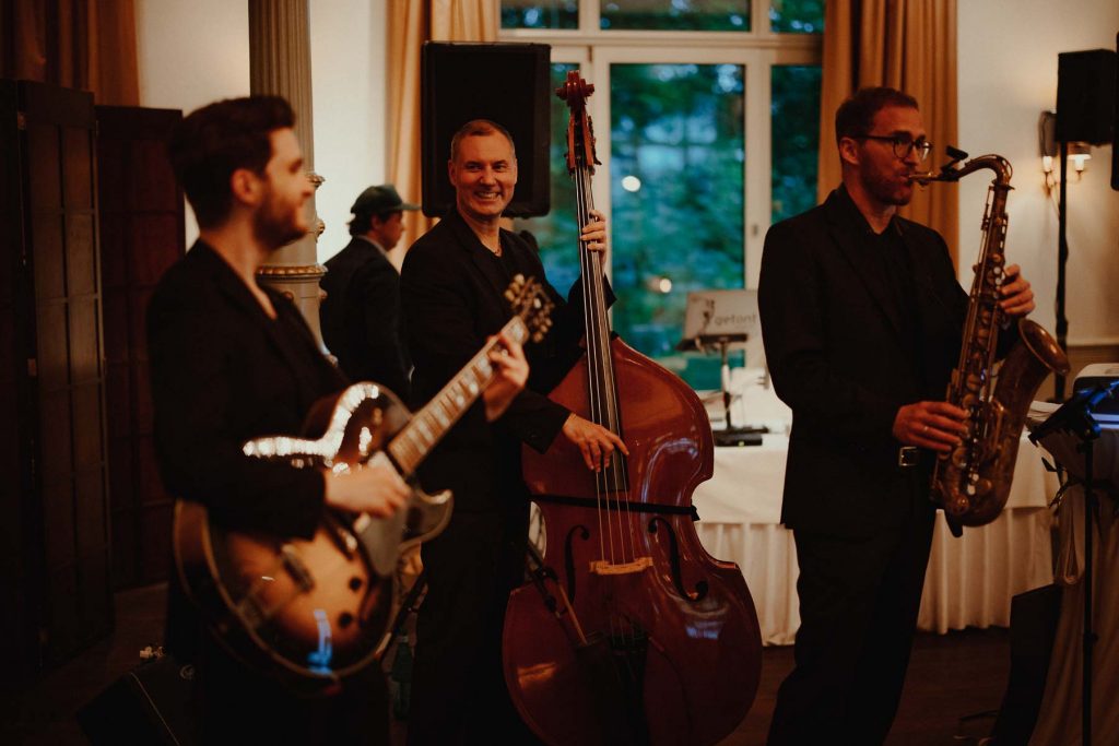 Mit Live Musik im Hotel Süllberg Hamburg heiraten. Eine Jazzband spielt zum Dinner.