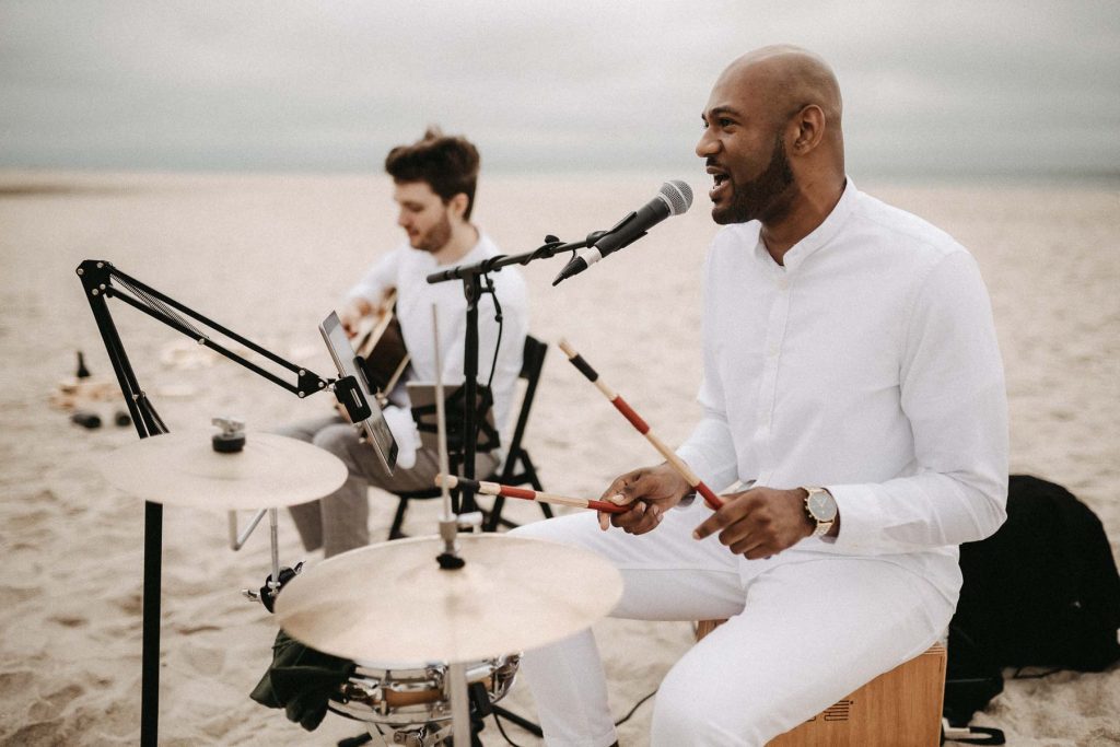 Auf Sylt heiraten und Musiker spielen Live Musik am Strand.