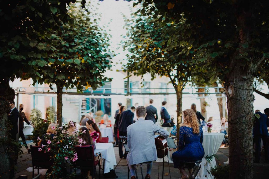 Ein Hochzeitspaar heiratet im Hotel Süllberg Blankenese mit Live Musik.