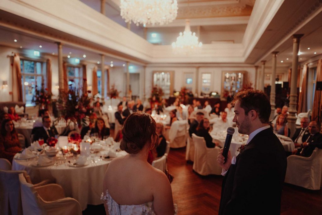 Eine Hochzeitsgesellschaft feiert im Kristallsaal vom Süllberg Hotel in Hamburg.