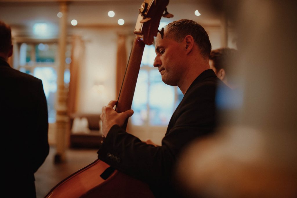 Der Bassist einer Live Band im Hotel Süllberg Hamburg.