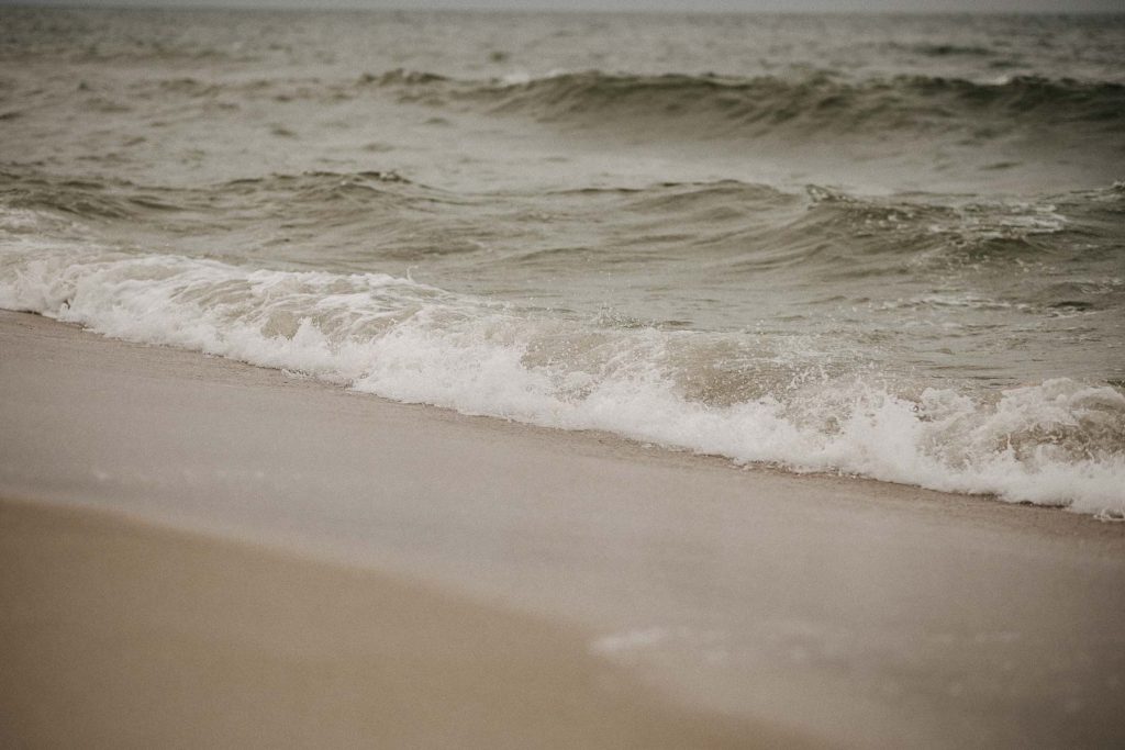 Strand mit Wasser auf Sylt und Live Musik zum Get-Together.