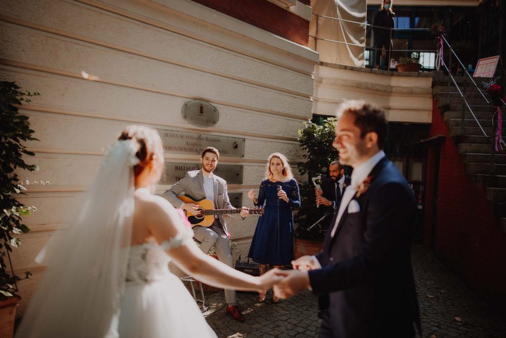 Hochzeit im Hotel Süllberg Hamburg. Das Hochzeitspaar tanzt zur Live Musik.