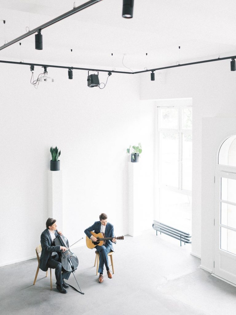 Eine urbane Hochzeitslocation in Hamburg mit zwei Musikern am Cello + Gitarre.