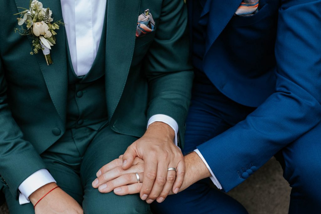 Zwei Bräutigame halten Hand. Hochzeit in Hamburg mit Hochzeitstanz und Live Musik