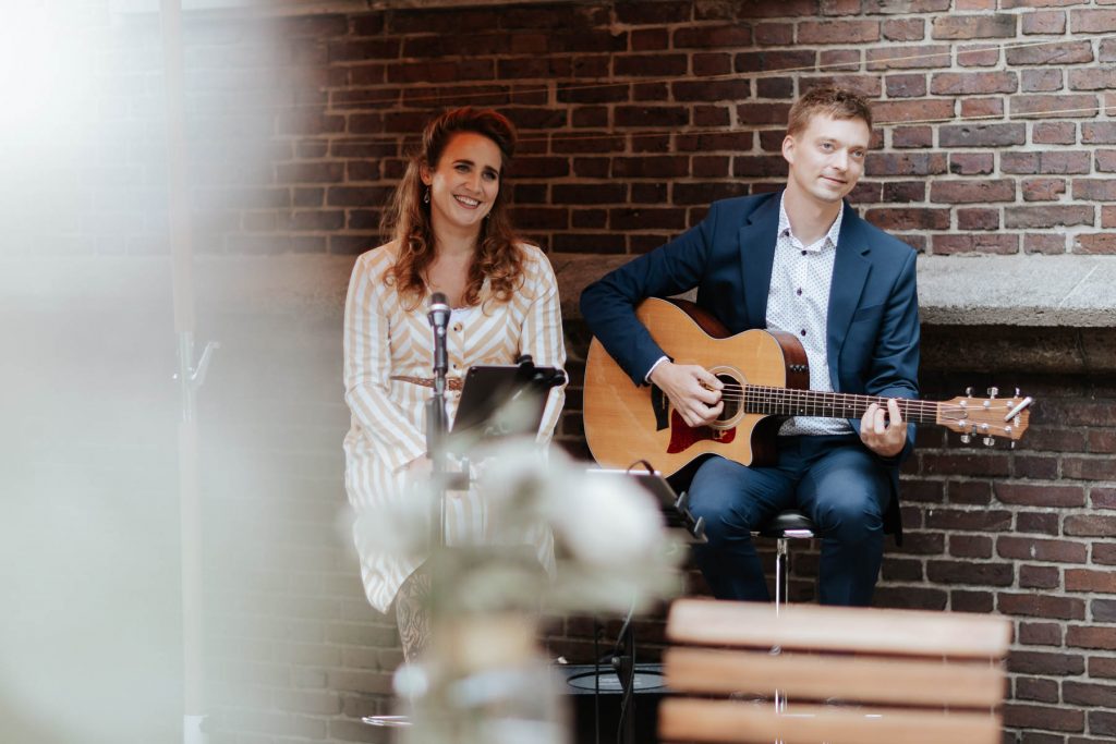 Zwei Musiker spielen zum Hochzeitstanz in Hamburg.