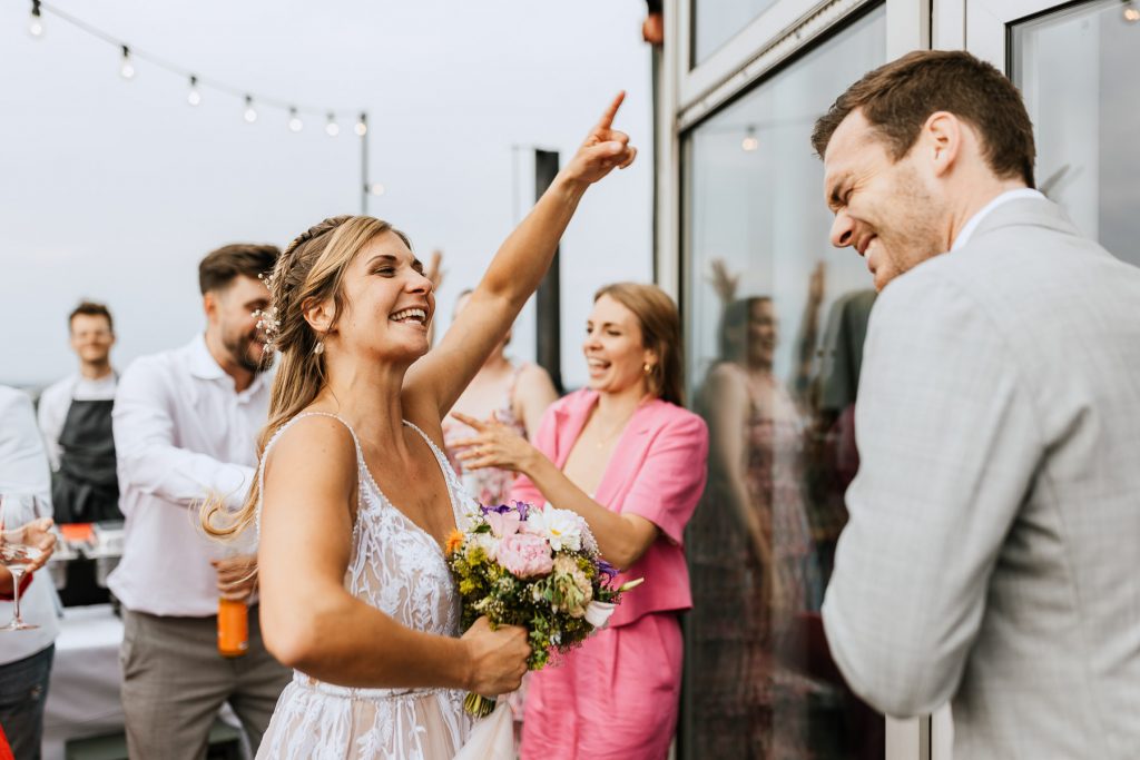 Hochzeitspaar tanzt zur Live Musik der Partyband Clemens & Friends.
