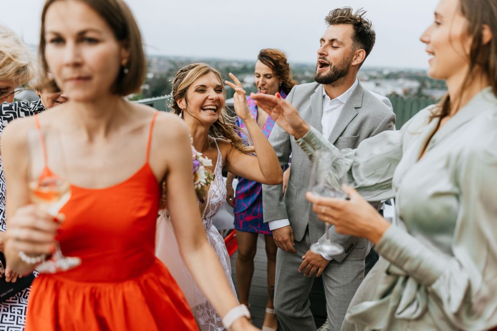 Hochzeitsgesellschaft tanzt zur Live Musik der Partyband in der Sturmfreien Bude Alster.