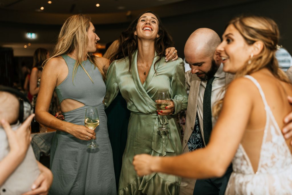 Gäste tanzen zur Partyband bei einer Hochzeit in der Sturmfreien Bude Alster.