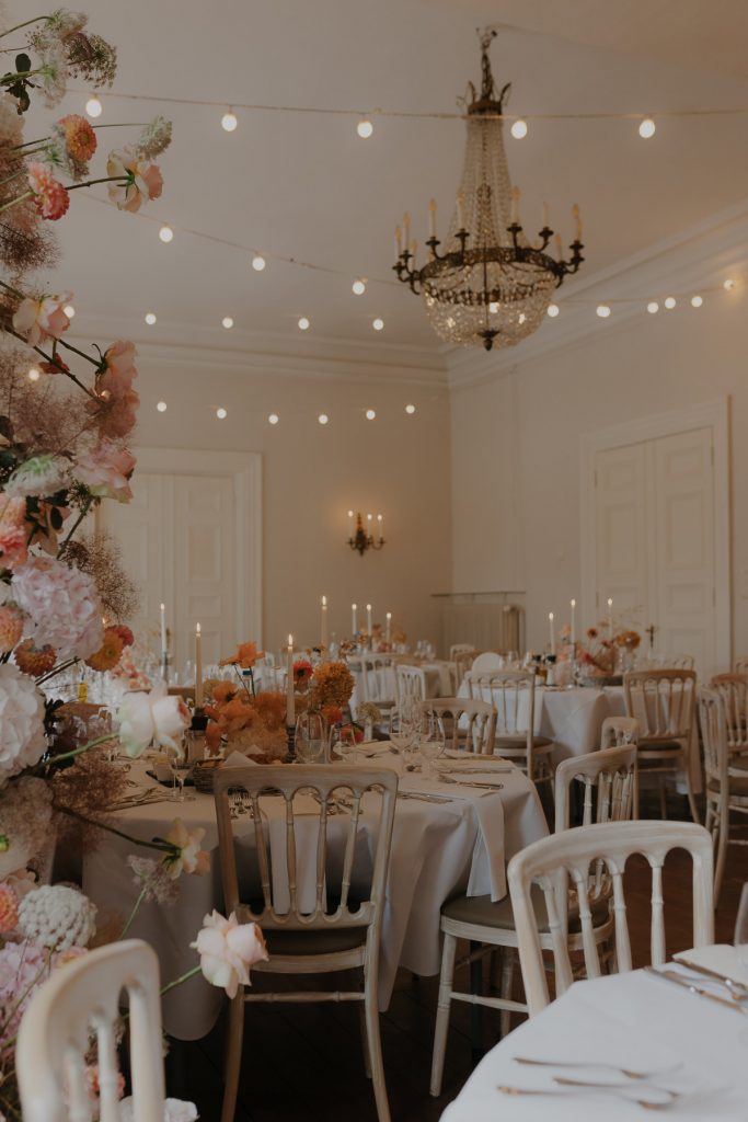 Tischdekoration bei einer Hochzeit auf Gut Bliestorf.