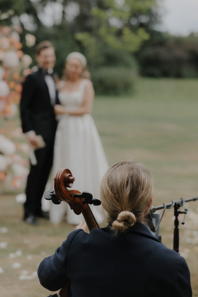 Eine Cellistin spielt zur Trauung auf Gut Bliestorf.