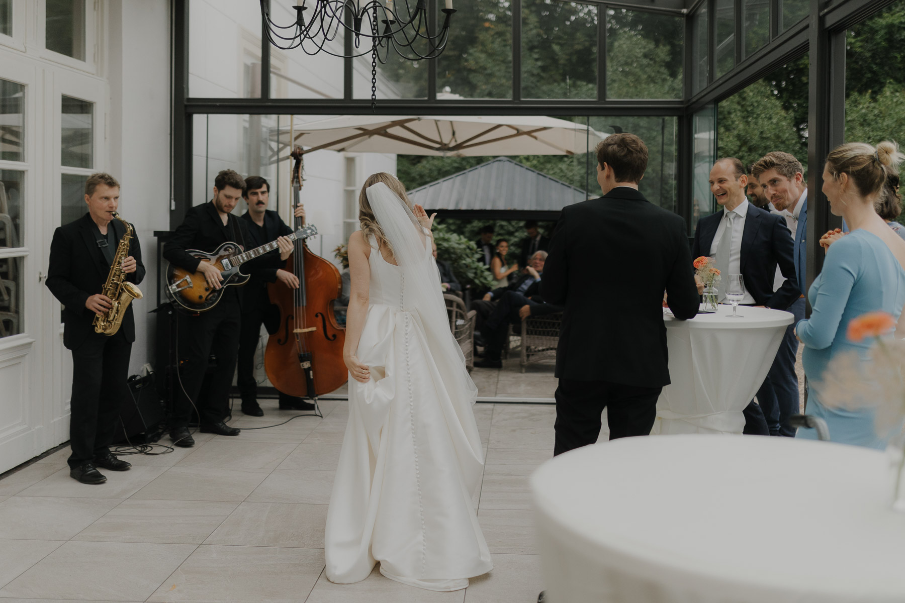 Hochzeitspaar tanzt zur Band auf Gut Bliestorf.
