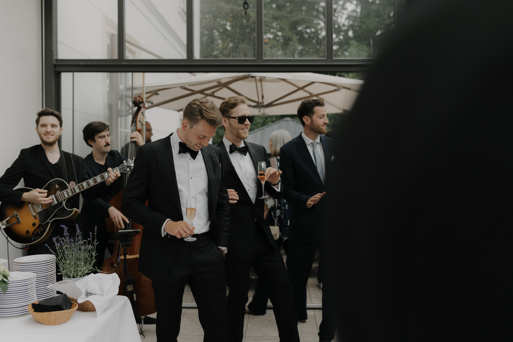 Hochzeitsgesellschaft feiert auf Gut Bliestorf zu Live Musik.