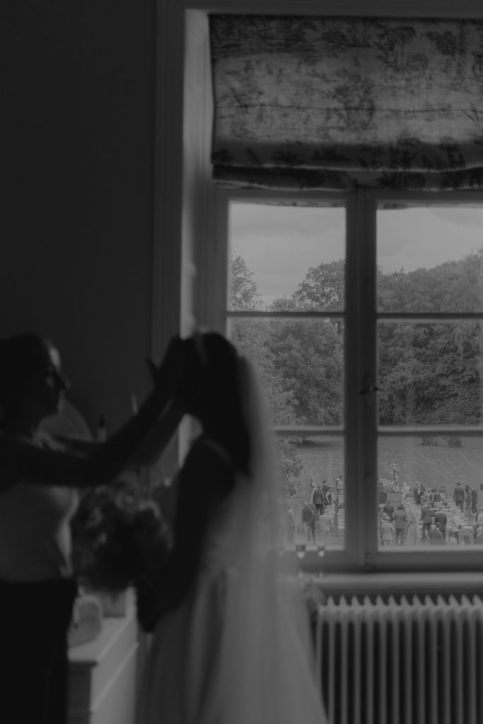 Brautstyling bei einer Hochzeit auf Gut Bliestorf.