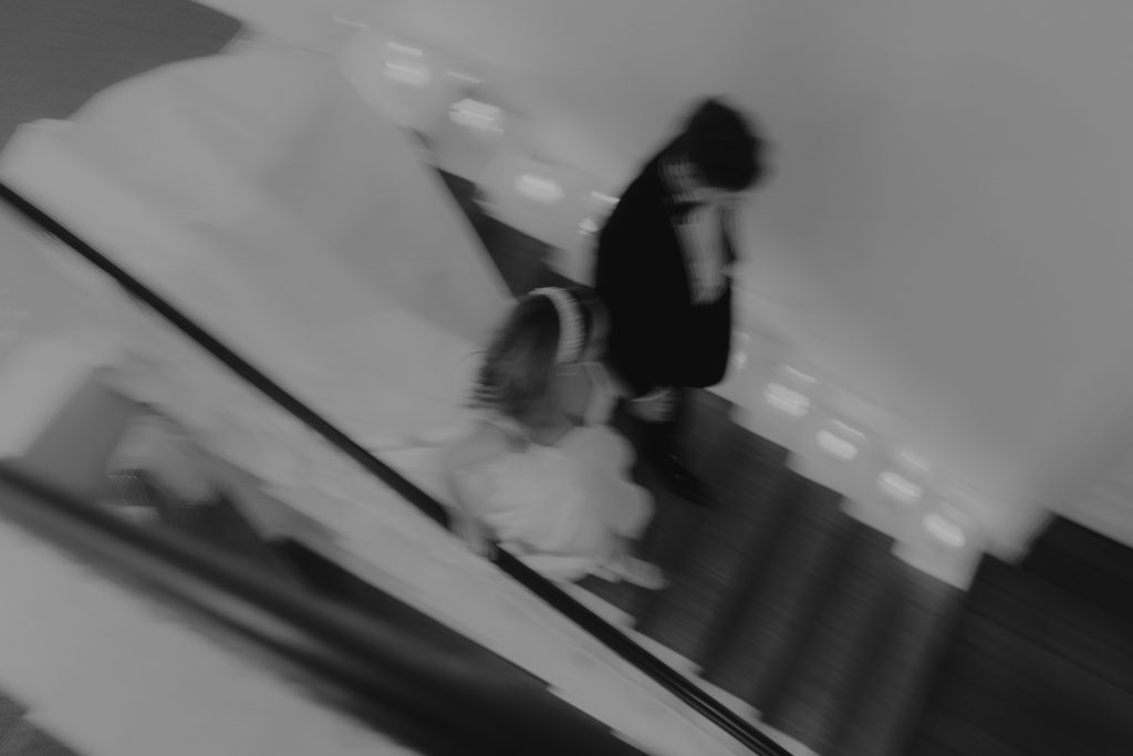 Wedding at Herrenhaus Gut Bliestorf. Ein Hochzeitspaar geht die Treppe herunter.