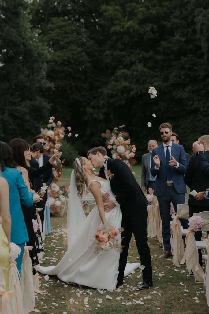 Hochzeitspaar küsst sich bei der Heirat auf Gut Bliestorf.