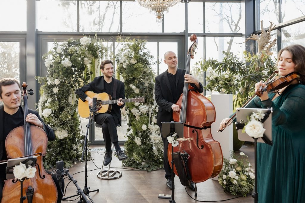 Vier Musiker spielen auf einer Hochzeit Live Musik im Bridgerton Stil