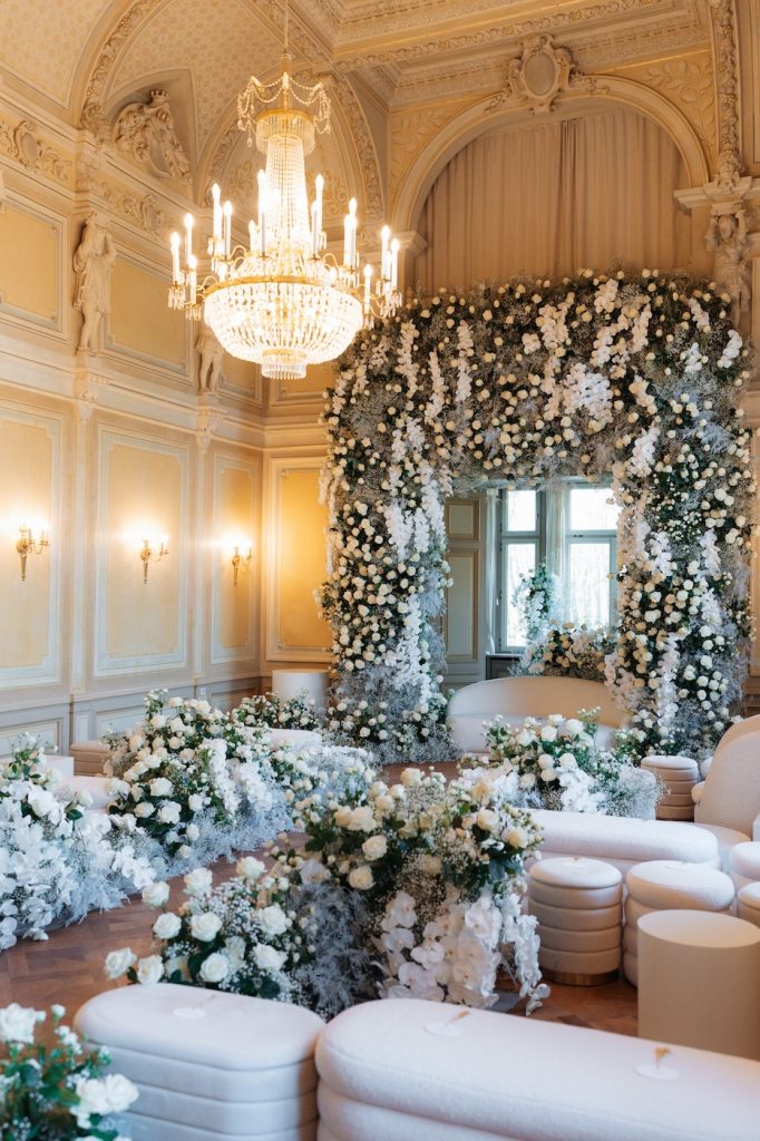 Blumenschmuck auf einer Hochzeit im Bridgerton Stil.