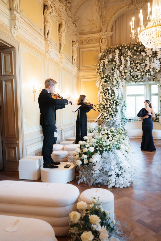 Musiker spielen auf einer Hochzeit im Bridgerton Stil.