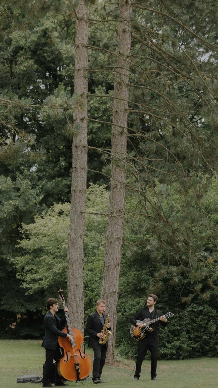 Eine Jazzband spielt zur Hochzeit auf Gut Bliestorf.